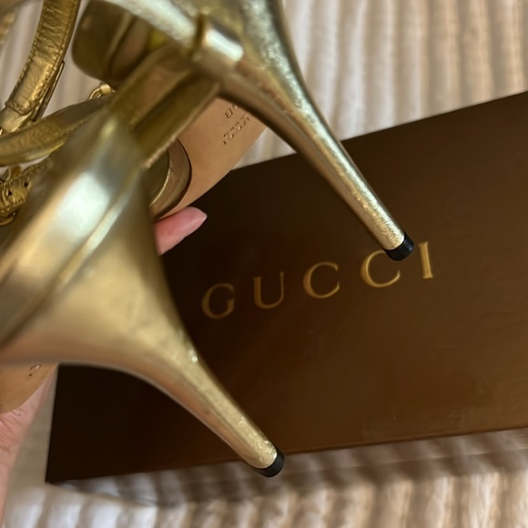 Gucci Gold Ruffled Leather Ankle Strap Sandals. Size 9B - Picture 4 of 7